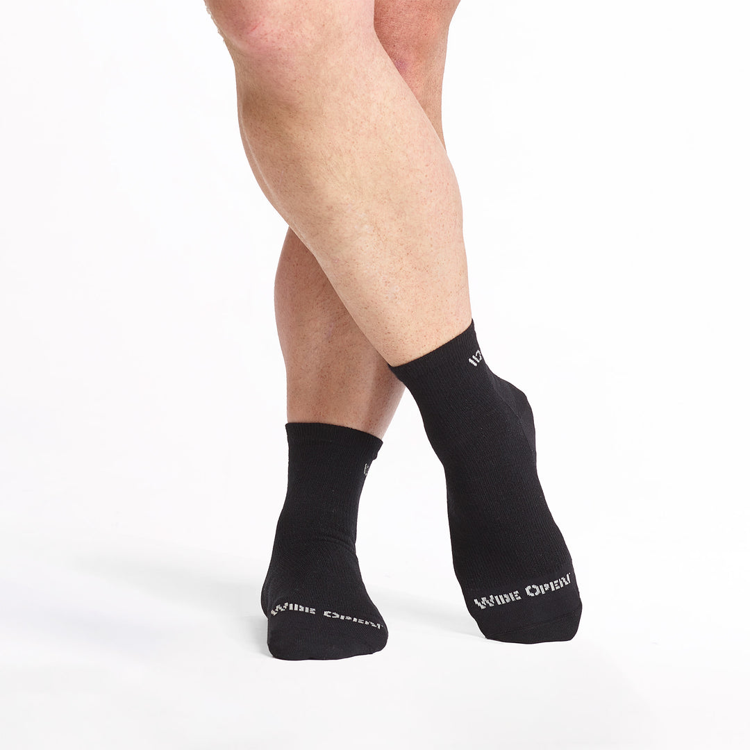 models feet crossed wearing the 9014 lightweight quarter sock in black 
