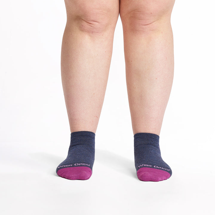 Models feet facing forward wearing the 9514 Lightweight ankle sock in denim
