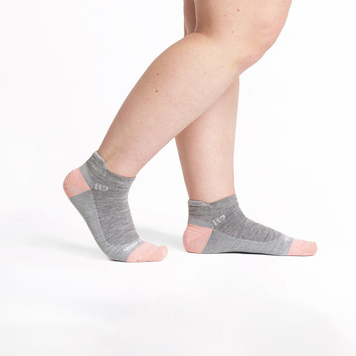 models feet walking to the right wearing the 9514 lightweight ankle sock in light gray