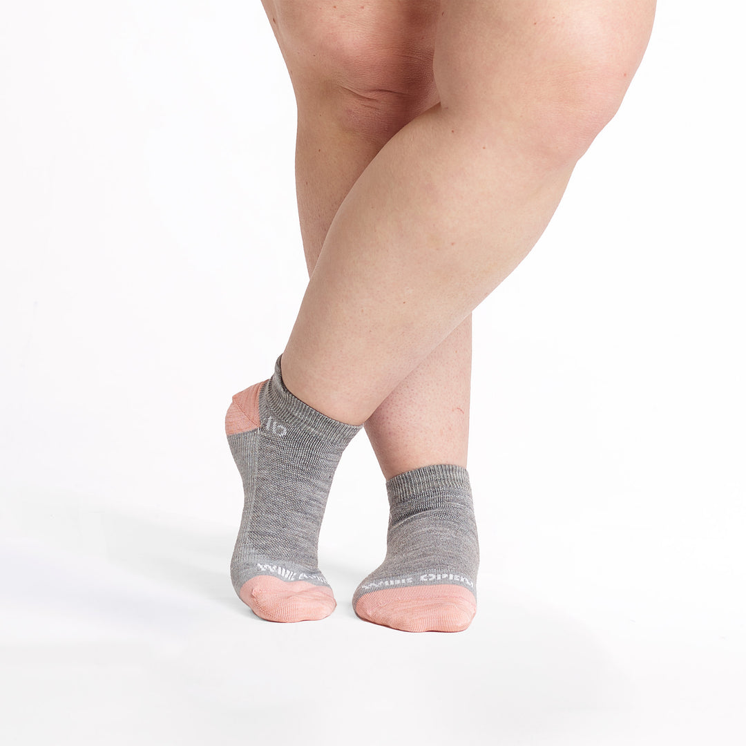 models feet crossed wearing the 9514 lightweight ankle sock in light gray 