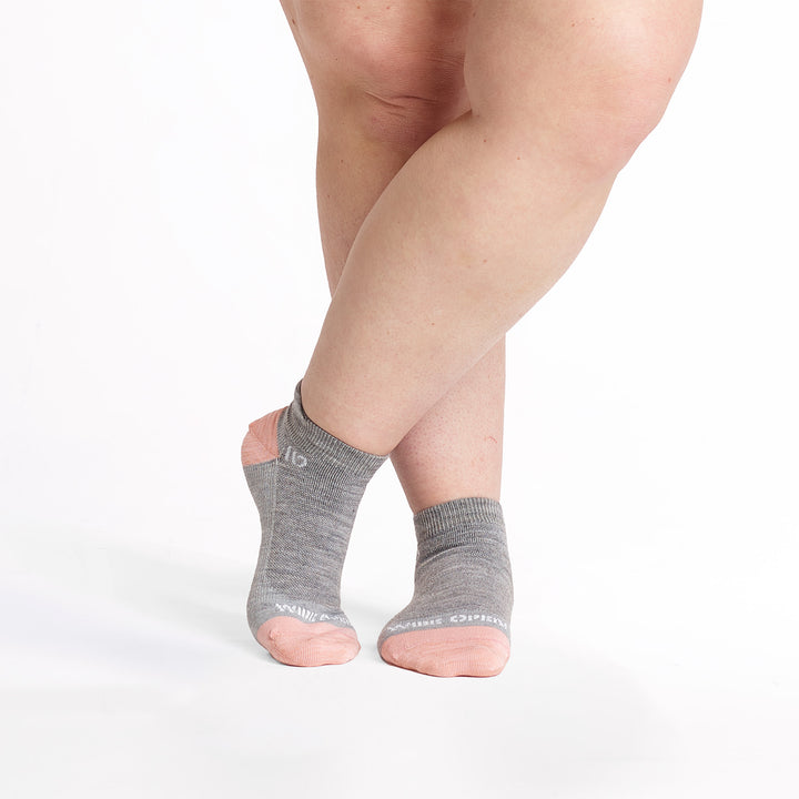 models feet crossed wearing the 9514 lightweight ankle sock in light gray 