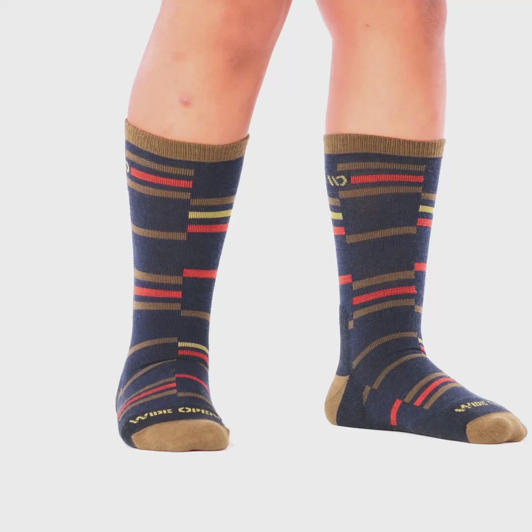 on model video of model in the men's crossroads cushioned crew socks